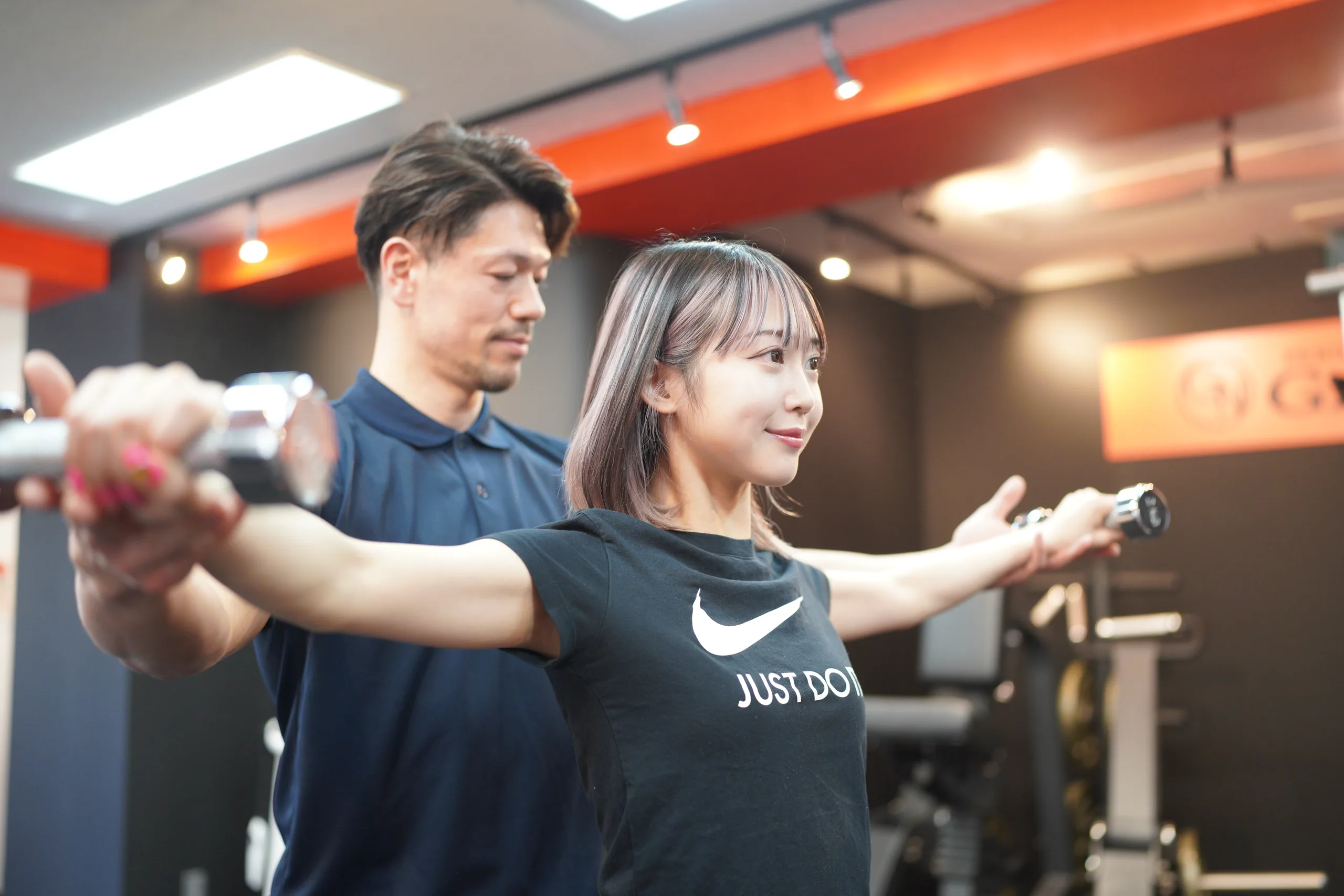 바벨 스쿼트 자세를 확인하는 트레이닝 풍경