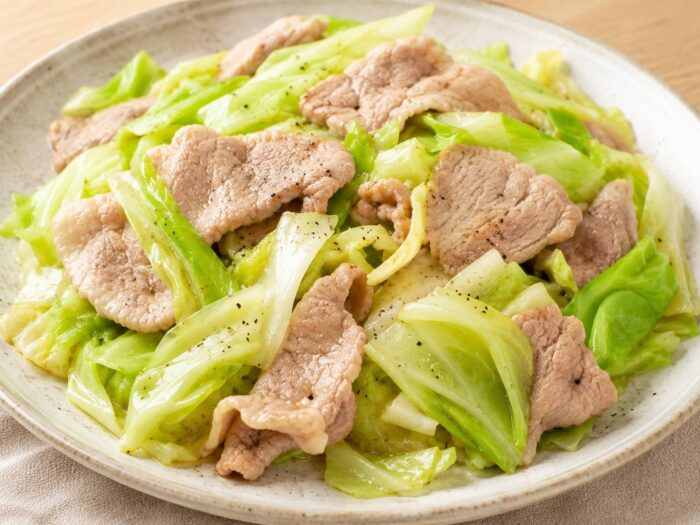 キャベツと豚もも肉の蒸し炒め